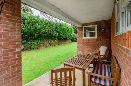 2 Bedroom - Headley Close, Alresford - Photo 4