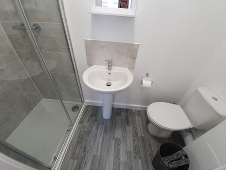 1 bedroom in a house share to rent - Photo 5