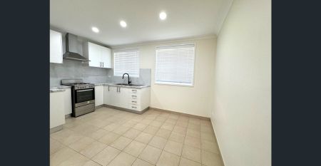 Renovated home, close to shops & schools - Photo 2