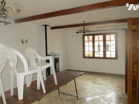 A louer maison en très bon état, entrée, salon-salle à manger, cuisine équipée, trois chambres, sdb - Photo 3