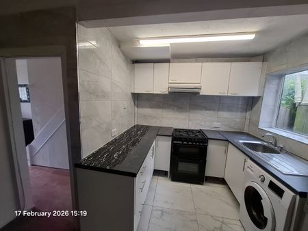 3 Bed Terraced House, Pembroke Avenue, LU4 - Photo 4