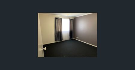 Immaculate Family Home with Ensuite & Double Garage - Photo 4