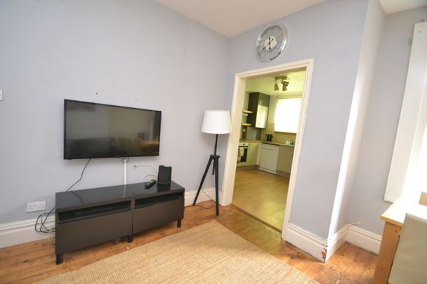 References Pending - 6 bed Detached House - Photo 1