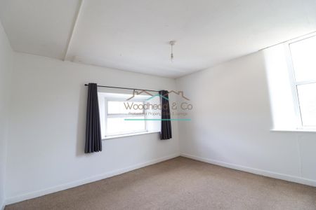 2 bedroom triplex to rent - Photo 2