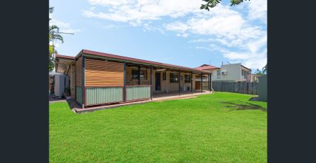 A SUMMER STUNNER - ENTERTAIN, RELAX & LIVE YOUR BEST LIFE - Photo 3