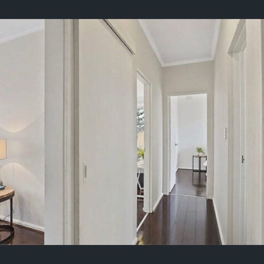 Stylish 2 Bedroom Apartment with Car Park in the Heart of Armadale - Photo 1