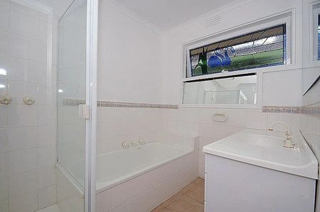 6 Knights Drive, Glen Waverley - Photo 5
