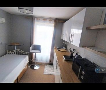 1 bedroom in a flat share to rent - Photo 3