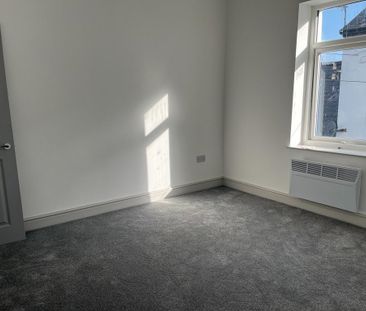 3 bedroom flat to rent - Photo 3