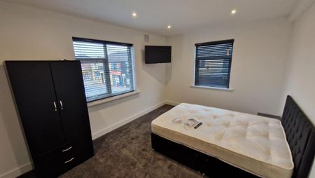 1 bedroom in a flat share to rent - Photo 2