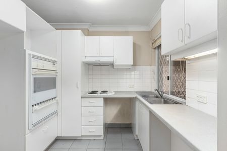 2 bedroom with study - walk to station - Photo 3