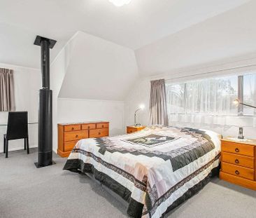 Spacious Family Home with Stunning Views - Photo 5