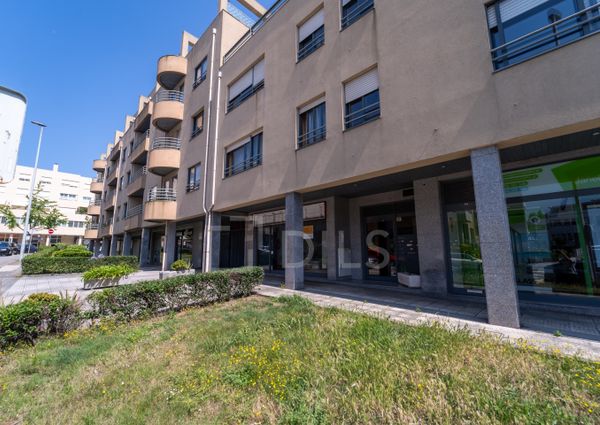 Apartamento T1 com terraço e lugar de garagem situado no Campo Alegre