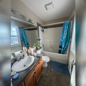 Furnished 3 bed, 2.5 bath, double garage home in Brintnell! - Photo 2