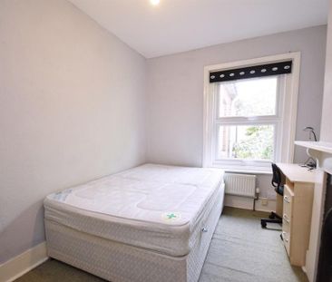 4 bedroom semi-detached house to rent - Photo 2