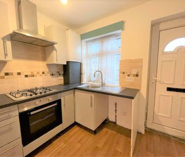 Two bedroom house close to Grange Hill Station- 1950 pcm - Photo 1