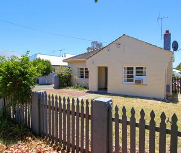 Great location with massive backyard - Photo 3