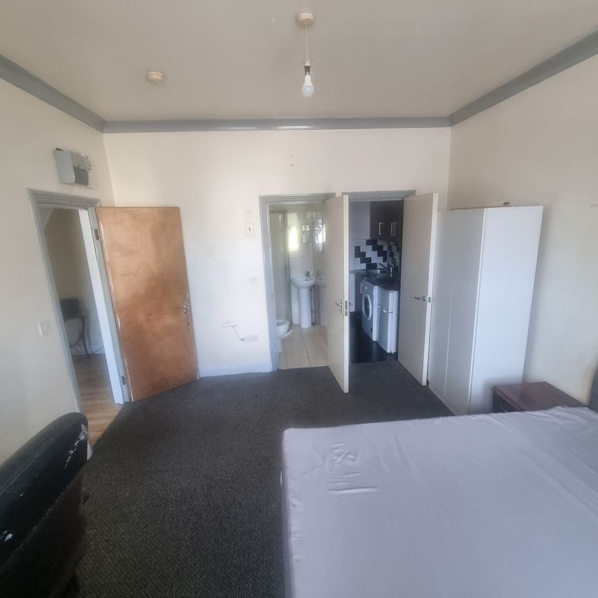 Studio Flat, Scarborough Road, E11 - Photo 1