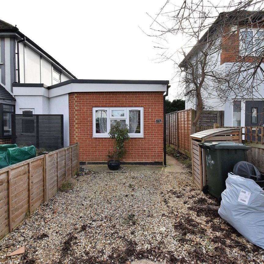 Rivermeads Avenue, Twickenham - 1 bedroomProperty for lettings - Chasebuchanan - Photo 1