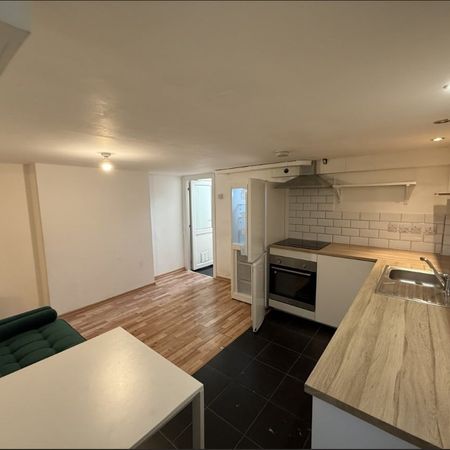 1 Bed Flat, Station Road, E7 - Photo 3