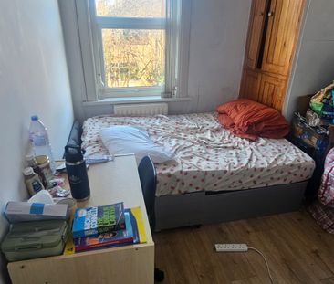 5 Bed - 135 Ash Road, Headingley, Leeds - LS6 3HD - Student - Photo 6