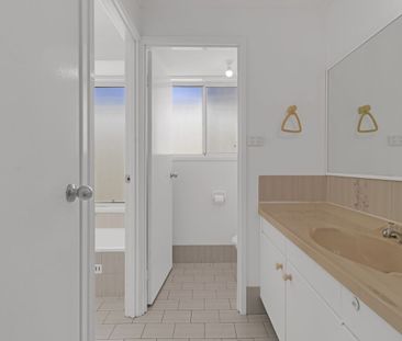 WELL-PRESENTED FAMILY HOME IN A QUIET LEAFY LOCATION - Photo 6