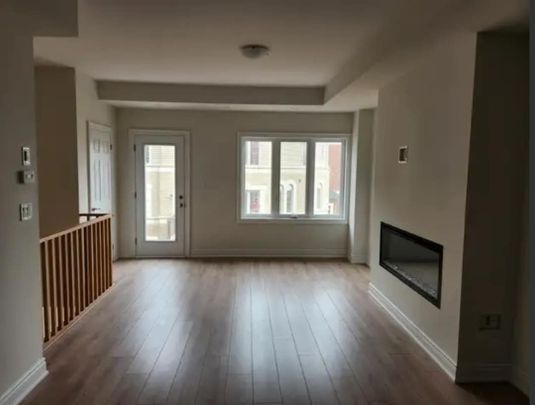 4 bedroom townhouse Oshawa - Photo 1