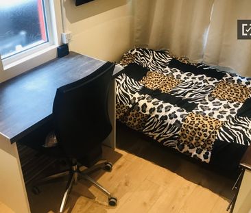 Great room in 3-bedroom apartment in Cabra, Dublin - Photo 6