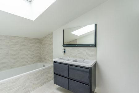 Maison de bourg entièrement rénovée avec son jardin intimiste - Photo 5