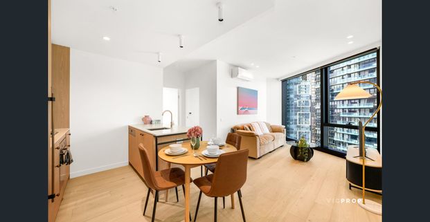 LIGHT, VIEWS & LIFESTYLE IN A PRIME LOCATION - Photo 1