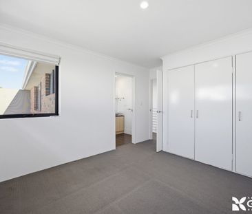 RELAXED LIVING IN THE HEART OF MARINERS COVE - Photo 5