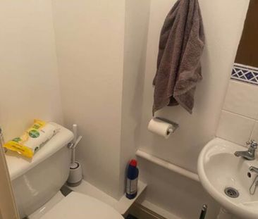 Guide Price £1,800 pcm - Available 17/01/2026 - Unfurnished - Photo 5