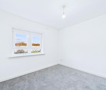 3 bedroom flat to rent - Photo 2