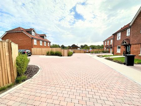 A 3 Bedroom Semi-Detached House Instruction to Let in Hailsham - Photo 2