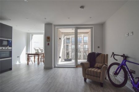 A stunning 2 bedroom third floor apartment situated in this popular development just to the North West of Cambridge. Amtico flooring and under floor heating, Secure Parking Space. Part-Furnished or Unfurnished. - Photo 3