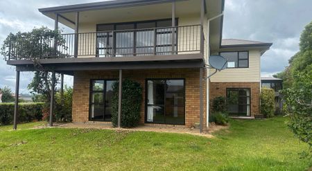 Family Home with sea views - Photo 4