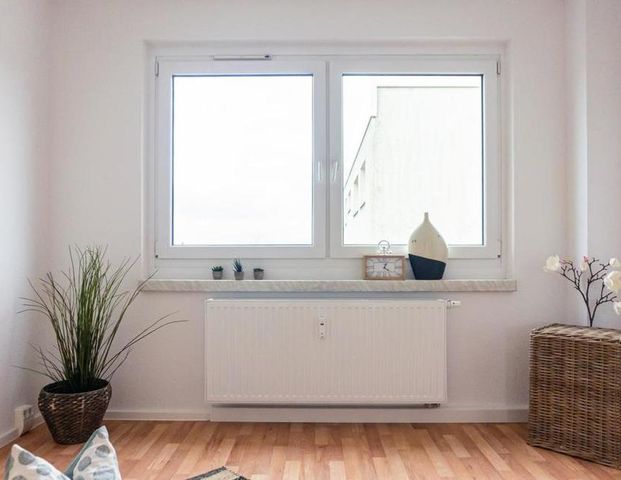 Helle 2-Raum-Wohnung mit Balkon und offener Küche - Photo 1