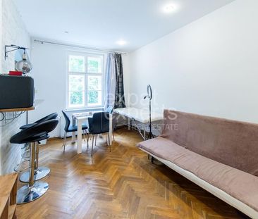 Príjemný 2i byt 48m2, s drevenými parketami, lokalita blízko centra - Photo 2