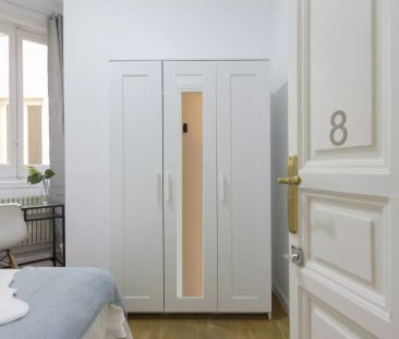 Room in a shared 9-bedroom apartment for rent in Jerónimos - Photo 2