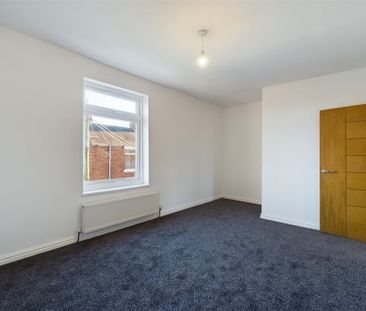 3 bedroom end of terrace house to rent - Photo 5