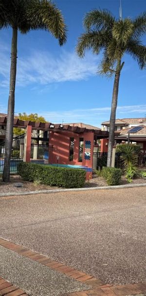 3 bedroom townhouse at a comfort, functionality and unbeatable Varsity Lakes location - Photo 1