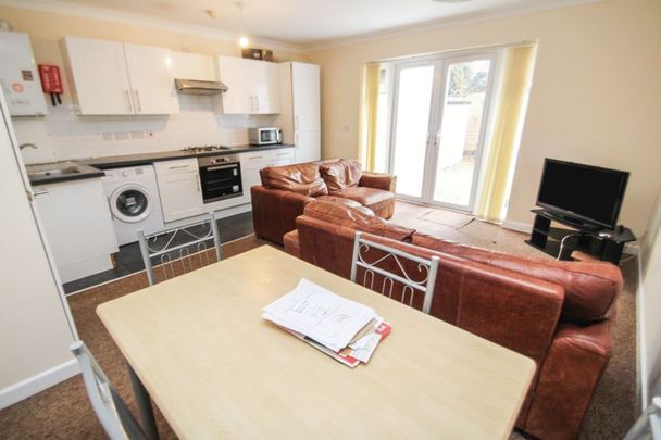 Richards Close, Bournemouth - Photo 1