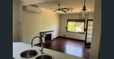 CHARACTER COTTAGE - Photo 4