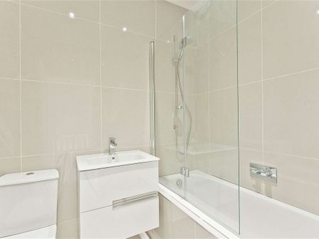 Town house set in a private gated development overlooking the river and 0.7 miles away from Hampton Court Station. - Photo 5