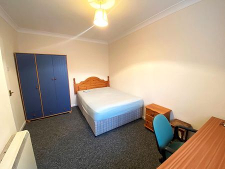 3 bedroom flat to rent - Photo 4