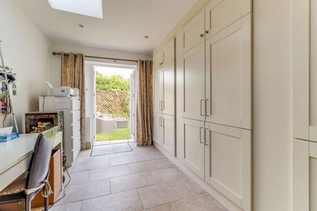 A 4 Bedroom House in Lansdown GL51 6PY - Photo 3