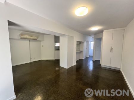 Modern 1 bedroom apartment with private courtyard - Photo 5