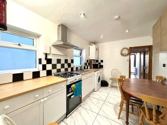 Chelmsford Road, Walthamstow - Photo 1