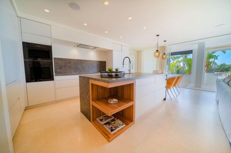 Luxury penthouse for rent in Marbella, Andalusia - Photo 4