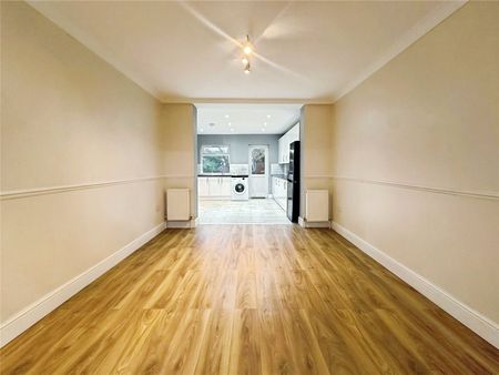 Meadow Gardens, Staines, Middlesex, TW18 3HE - Photo 4